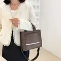 Borsa tote in velluto a coste marrone scuro con tracolla e tasca anteriore - caffè