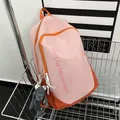 Roze en oranje nylon rugzak met letteropdruk en een schattige kikker hanger accessoire - Roze