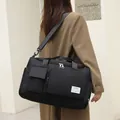 Bolsa de deporte negra clásica con separación en seco y húmedo vista en modelo - Negro