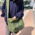 Bolso bandolera de lona verde militar con estampado de moto y correa ancha - Verde