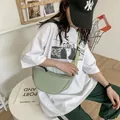 Sac bandoulière demi-lune en nylon vert sauge avec sangle noire réglable - Vert
