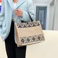 Grand sac cabas vintage en jute avec motif géométrique ethnique et poignées noires - Kaki