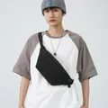 Minimalistische schwarze Nylon-Umhängetasche in mattem Design am Model im Freizeitstil - Schwarz