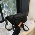 Minimalistische zwarte nylon borsttas met dubbele ritsvakken en verstelbare riem - Zwart