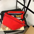 Rote minimalistische Bauchtasche aus Nylon mit verstellbarem schwarzem Gurt für Damen - Rot