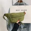 Minimalistische olijfgroene nylon crossbodytas met oranje label en verstelbare riem - Groen