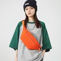 Sportliche orangefarbene Umhängetasche für Damen aus Nylon mit verstellbarem Gurt - Orangerot