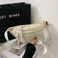 Minimalistische beige nylon borsttas met twee ritsvakken en een oranje geweven zijlabel - Wit