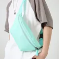 Verstellbare lichtminzgrüne Nylon-Crossbody-Brusttasche für Damen im minimalistischen Stil - Blau