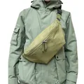 Sportliche olivgrüne Gürteltasche aus Nylon mit Markenetikett und schwarzer Schnalle - Grün