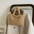Bolso de mano de felpa caqui para mujer con textura suave de piel sintética - Caqui