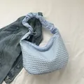 Borsa a spalla azzurra in tessuto a bolle con manico increspato e forma a mezza luna - Blu