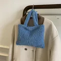 Bolso de mano azul en forro polar con textura de peluche suave y asas para el invierno - Azul