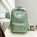 Mochila minimalista verde claro con múltiples compartimentos y tela impermeable - Verde