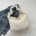 Borsa a spalla chic color panna con trama a bolle e dettaglio tracolla a pieghe - Bianco