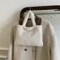 Bolso de mano de felpa color crema en tejido de borreguito con asas suaves para invierno - Blanco