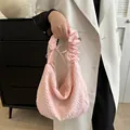 Sac à bandoulière plissé rose avec anse à volants et tissu texturé moderne - Rose
