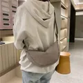 Sac bandoulière minimaliste en nylon beige en forme de croissant avec sangle réglable - Gris