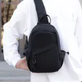 Bolso de pecho minimalista negro para hombre con correa ajustable y bolsillo con cremallera - Estilo 2