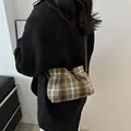 Retro Schultertasche mit braun-grünem Karomuster aus Wolle und silberner Kette - Grün