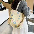 Bolso tote de lona amarilla con estampado de flores azules y rosas y bolsillo frontal - Amarillo