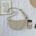 Beige nylon halfmaan crossbodytas met verstelbare brede riem op witte stof - Wit