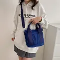 Bolso tote de lona azul oscuro con asas gruesas y correa ajustable para hombro de mujer - Azul
