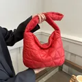 Bolso tote rojo acolchado con costuras triangulares y asa suave de estilo acolchado - Rojo