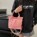 Bolso tote de lona rosa con correa ajustable y bolsillo frontal para uso diario - Rosa
