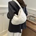 Bolso de hombro acolchado blanco moderno con costuras de rombos para mujer chic - Blanco