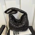 Bolso de hombro acolchado negro con correa acolchada y moderno diseño triangular - Negro