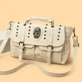 Cremeweiße Handtasche mit Litschi-Maserung, Vintage-Nieten und Totenkopf-Emblem - Gebrochenes Weiß