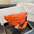 Vibrant orangefarbene Brusttasche aus Stoff mit gewebtem Reißverschluss und schwarzer Schnalle - Orangerot