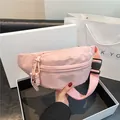 Lässige rosa Damen-Brusttasche aus Nylon mit verstellbarem Gurt und Schnallenverschluss - Rosa