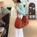 Große orangefarbene Damen-Schultertasche aus Nylon im modernen und schlichten Stil - Orangerot