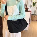 Minimalistische schwarze Nylon-Hobo-Tasche für Damen mit breitem Gurt im Freizeit-Stil - Schwarz