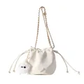 Sac seau blanc crème avec cordon de serrage, chaîne dorée et breloque monstre en peluche - Blanc Avec Pendentif
