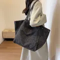 Bolso tote grande de lona con estampado de leopardo oscuro y bolsillo frontal - Gris