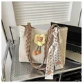 Beige Stroh-Stofftasche mit Gänseblümchen-Anhänger und dekorativem bedrucktem Seidenschal - Khaki