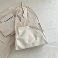 Bolso tote minimalista en cuero blanco crema con logo en relieve y detalle de nudo elegante - Blanco