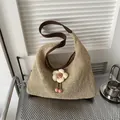 Bolso tote de paja tejida a mano beige con asas de cuero marrón y adorno de flores - Marrón
