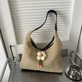 Bolso tote de paja beige tejido a mano con correa de cuero y detalle de flor - Negro
