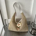 Bolso hobo de paja tejida en marrón claro con correa de cuero blanco y colgante floral - Blanco
