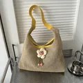 Bolso tote beige tejido a mano con correas de cuero amarillo y adorno de flores - Amarillo