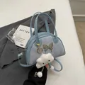 Borsa bowling azzurra con stemma a farfalla e ciondolo a nuvola su un letto bianco - Con Ornamento / Blu con Ciondolo
