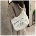Grande borsa tote in tela bianca con stampa di lettere nere e tasche con bottone - Cachi