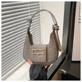 Sac hobo chic gris éléphant à relief croco, boucle dorée et bandoulière à nœud unique - Gris