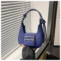 Sac hobo bleu Klein à motif crocodile avec boucle dorée et anse nouée élégante - Bleu