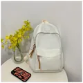 Minimalistische witte nylon rugzak met modelabel en bruine lederen ritstrekkers - 28*12*40cm / Wit