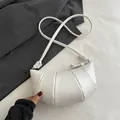 Borsa a mezzaluna bianca plissettata da donna con tracolla regolabile e nodi - Bianco